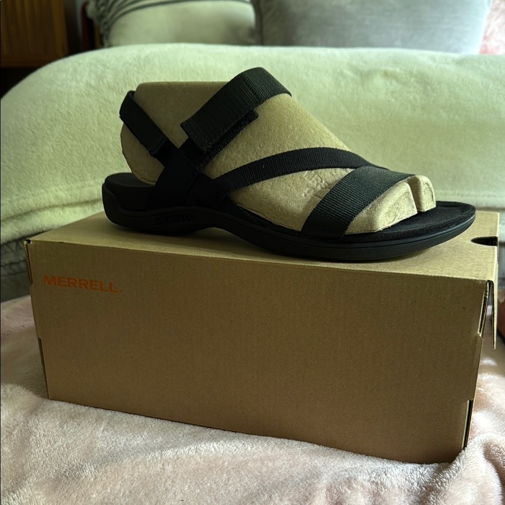 Merrell Black and Tan Sandals Comfortable Casual Design NWT